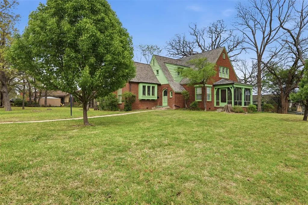 Front exterior — 422 S Highland Street, Ada, OK 74820