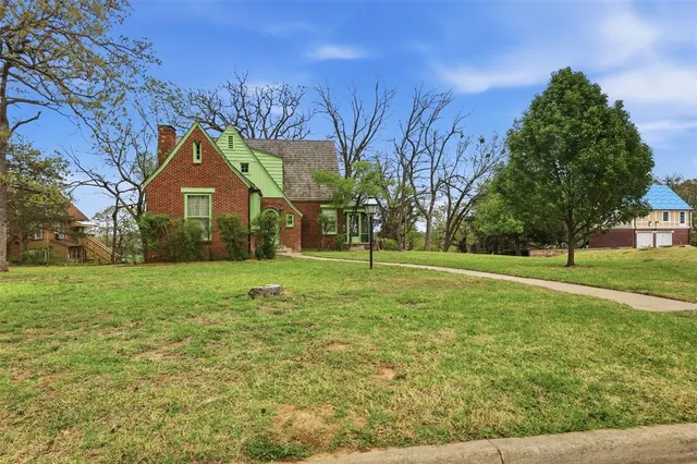 Photo 2 — 422 S Highland Street, Ada, OK 74820