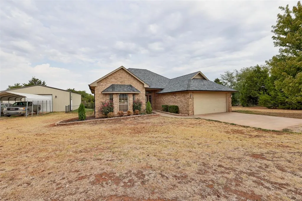 Photo 2 — 1942 County Road 1212, Tuttle, OK 73089