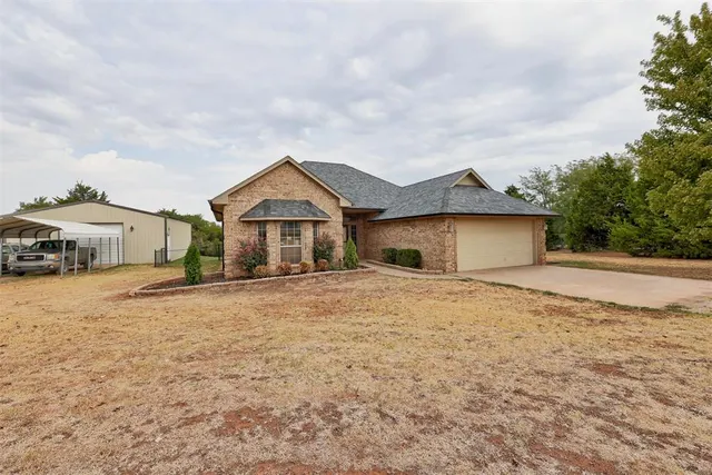 Photo 2 — 1942 County Road 1212, Tuttle, OK 73089
