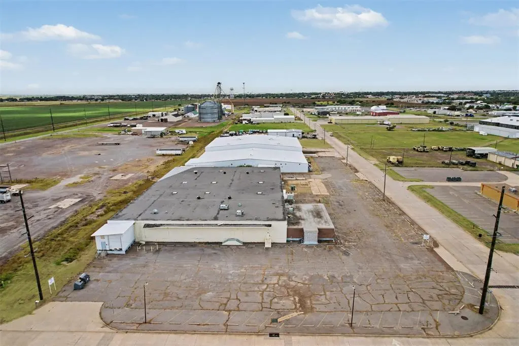 Photo 3 — 709 S Veterans Drive, Altus, OK 73521
