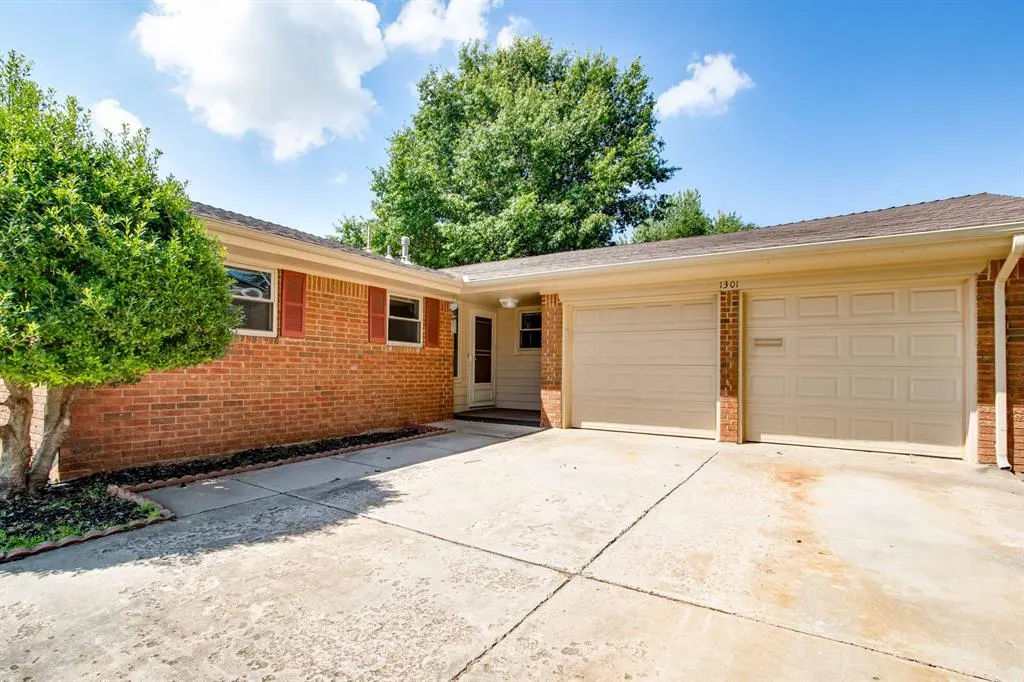 Front exterior — 1301 Queensboro Place, Yukon, OK 73099