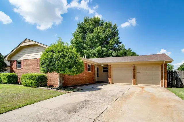 Photo 2 — 1301 Queensboro Place, Yukon, OK 73099