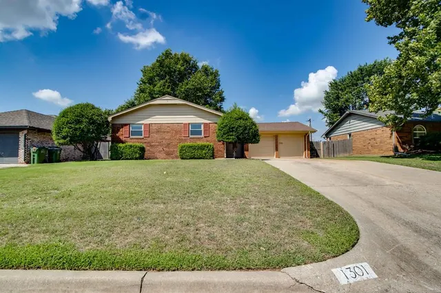 Photo 3 — 1301 Queensboro Place, Yukon, OK 73099