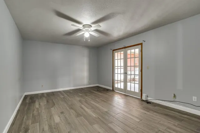 Photo 6 — 1301 Queensboro Place, Yukon, OK 73099