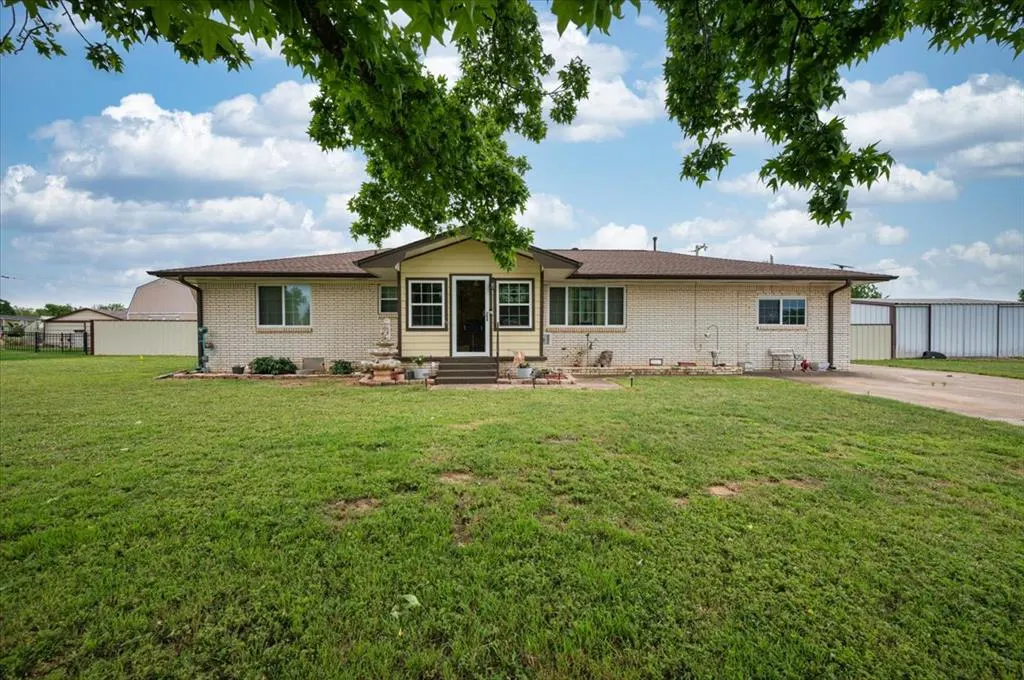 Front exterior — 1411 14th Street, Maysville, OK 73057