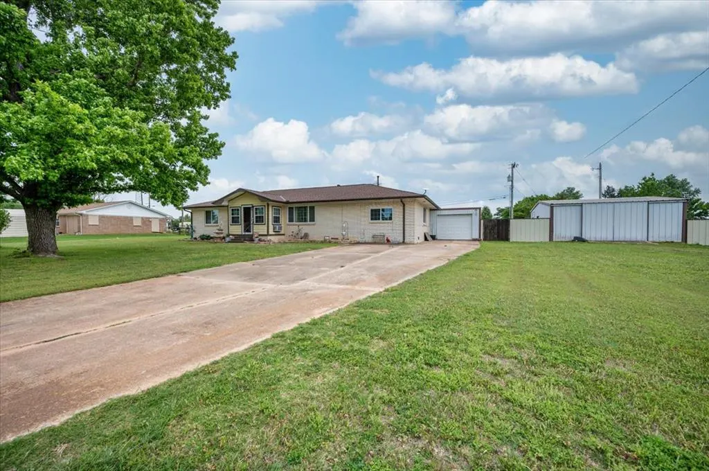 Photo 3 — 1411 14th Street, Maysville, OK 73057