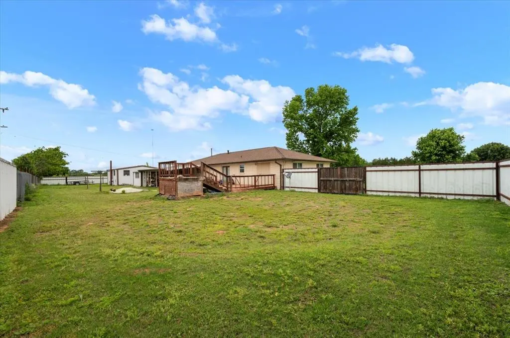 Photo 8 — 1411 14th Street, Maysville, OK 73057