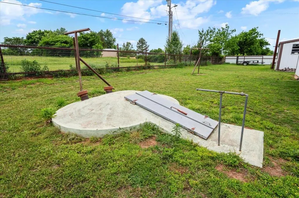 Photo 9 — 1411 14th Street, Maysville, OK 73057