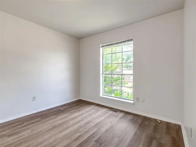 Photo 4 — 406 Hardy Drive, Edmond, OK 73013