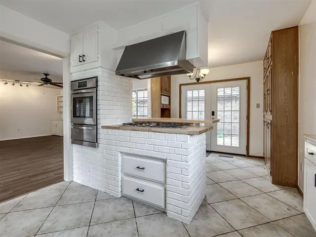 Photo 7 — 406 Hardy Drive, Edmond, OK 73013