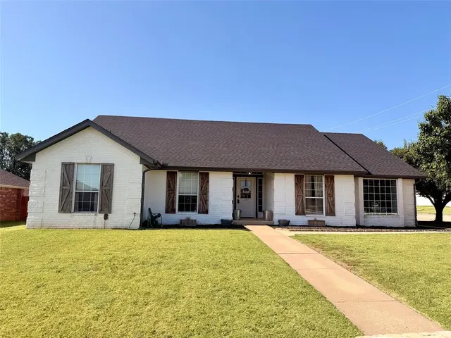 Photo 2 — 1301 Manchester Drive, Shawnee, OK 74804