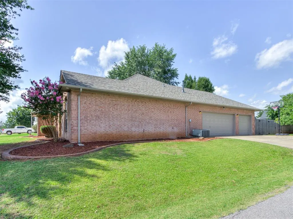 Photo 4 — 4201 Ranch Drive, Edmond, OK 73013