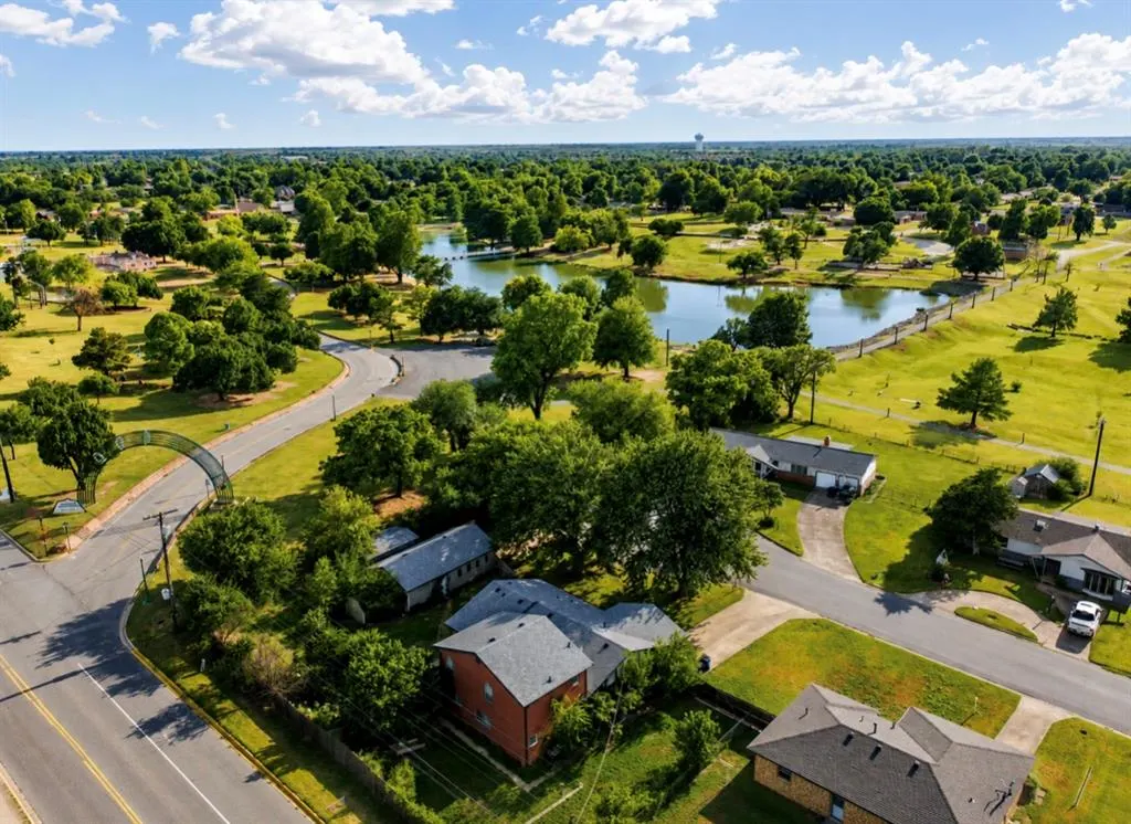 Photo 2 — 27 Shannon Drive, Chickasha, OK 73018
