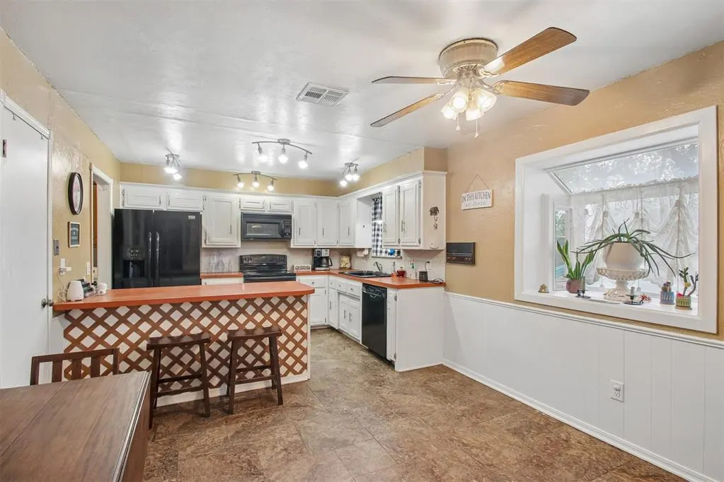 Photo 7 — 1209 NE 6th Street, Moore, OK 73160
