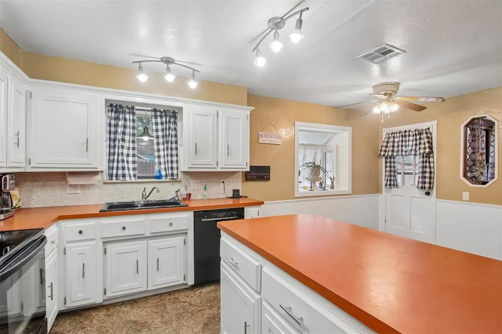 Photo 10 — 1209 NE 6th Street, Moore, OK 73160