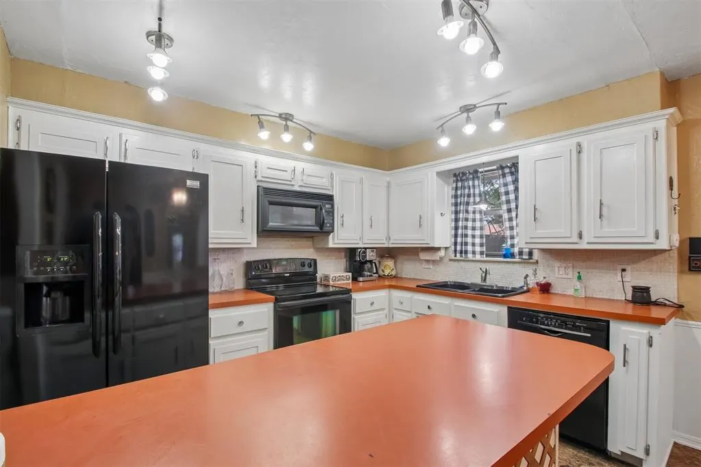 Photo 11 — 1209 NE 6th Street, Moore, OK 73160