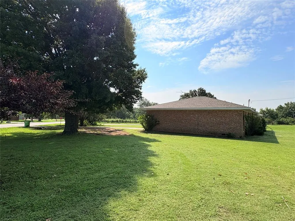Photo 21 — 2103 8th Street, Prague, OK 74864