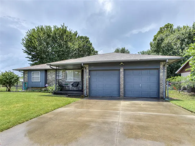 Photo 2 — 1048 NW 6th Place, Moore, OK 73160