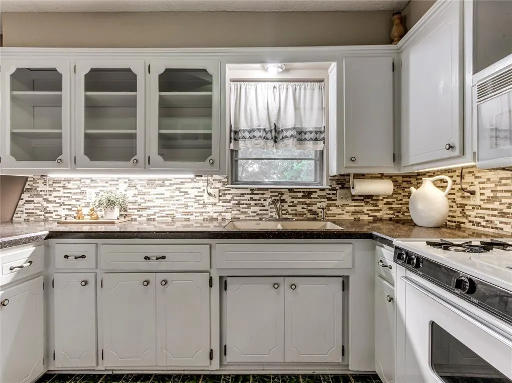 Photo 10 — 1048 NW 6th Place, Moore, OK 73160