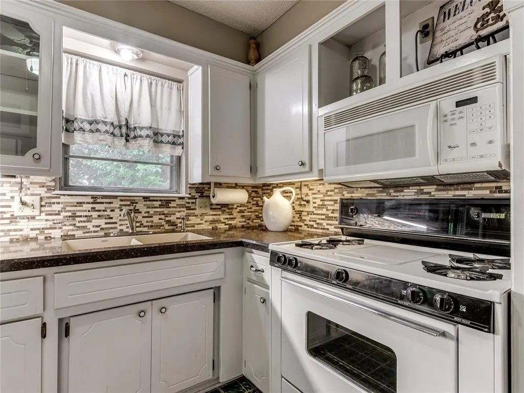 Photo 11 — 1048 NW 6th Place, Moore, OK 73160