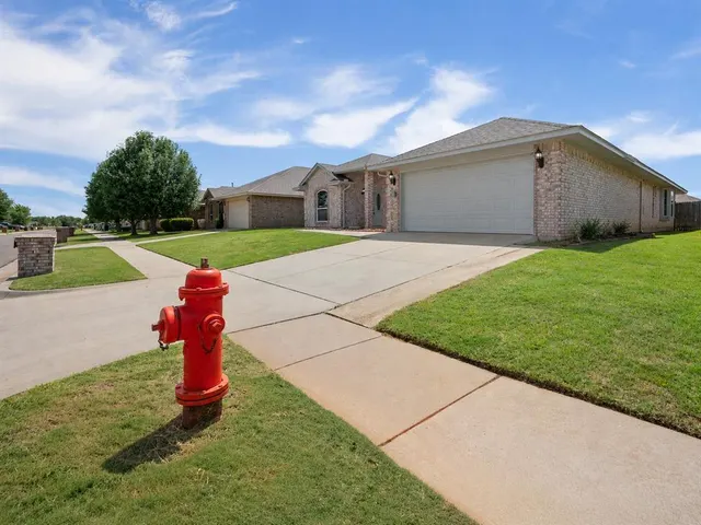 Photo 2 — 909 Greenfield Avenue, Yukon, OK 73099