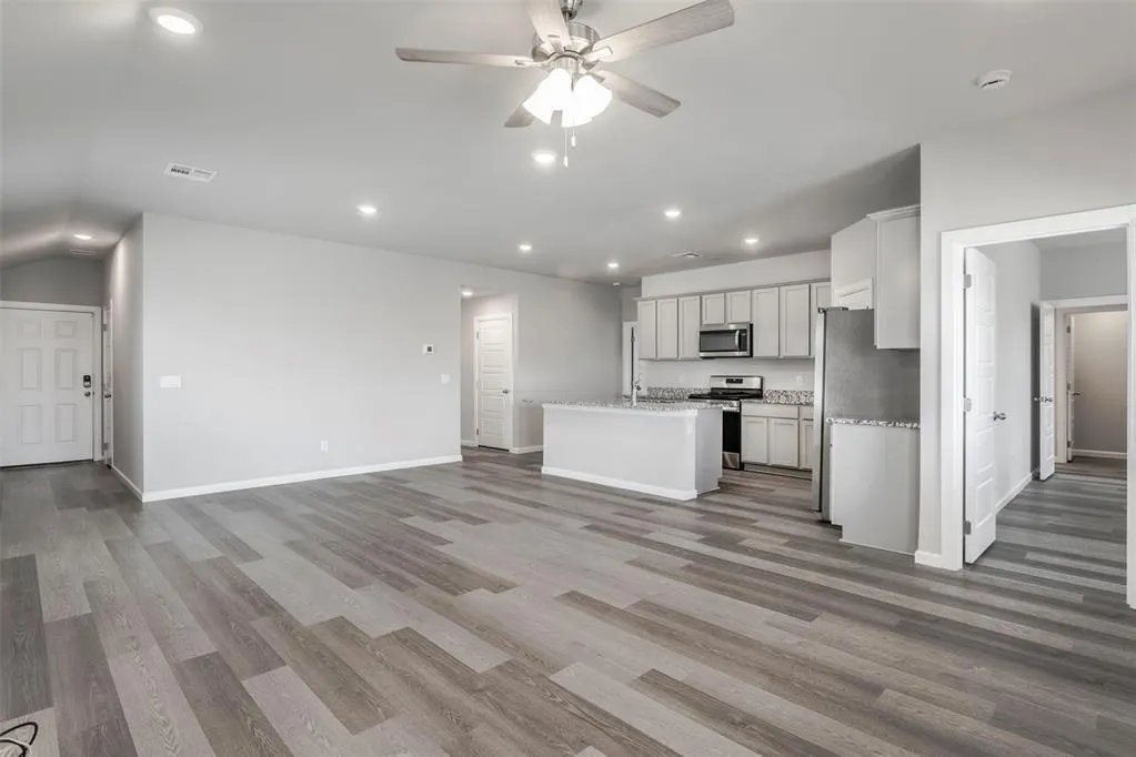 Photo 7 — 10413 SW 41st Street, Mustang, OK 73064