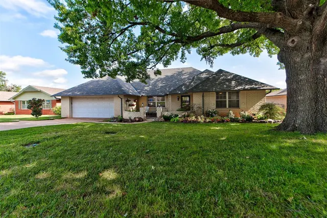 Front exterior — 2321 Ashwood Lane, Norman, OK 73071