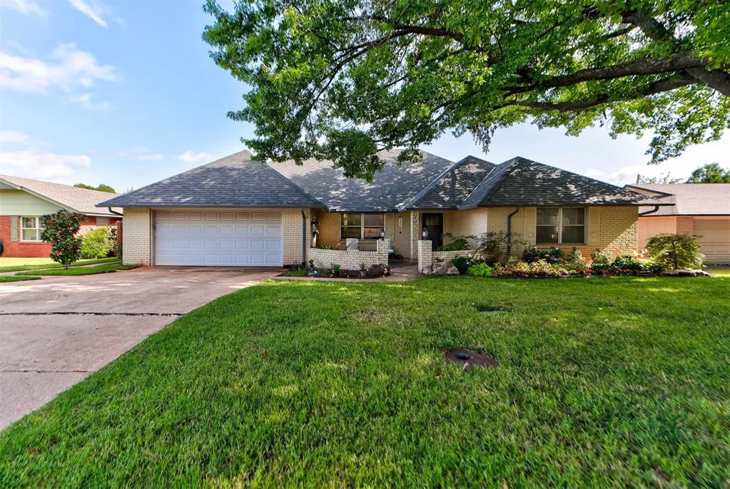 Photo 2 — 2321 Ashwood Lane, Norman, OK 73071