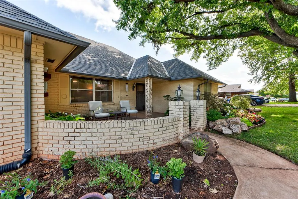 Photo 3 — 2321 Ashwood Lane, Norman, OK 73071