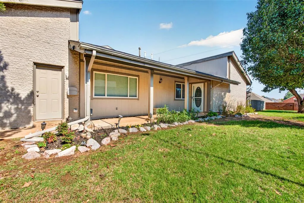 Photo 2 — 5808 Hefner Village Court, Oklahoma City, OK 73162