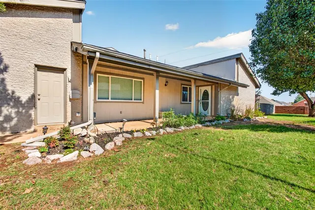 Photo 2 — 5808 Hefner Village Court, Oklahoma City, OK 73162