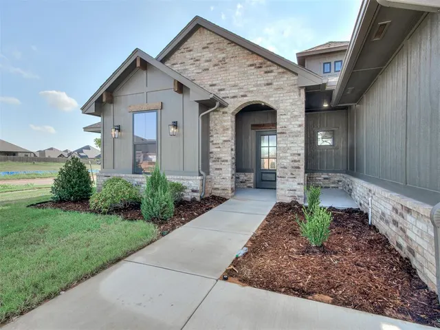 Photo 2 — 4900 Vine Cliff Road, Mustang, OK 73064