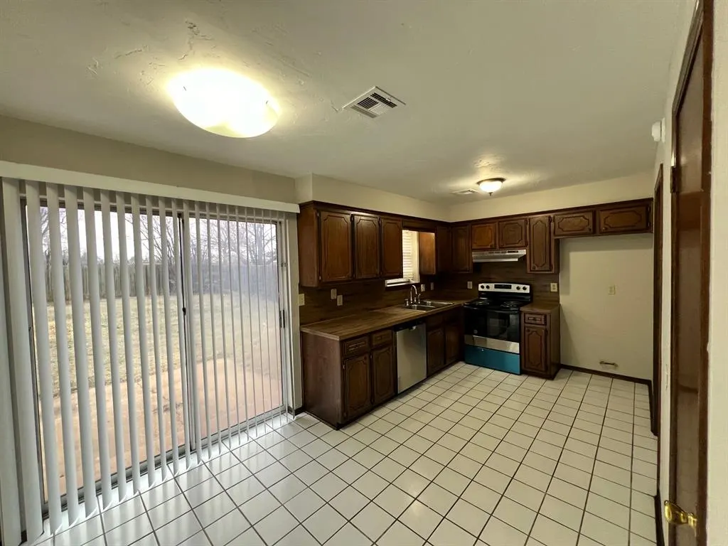 Photo 4 — 752 W Forest Drive, Mustang, OK 73064