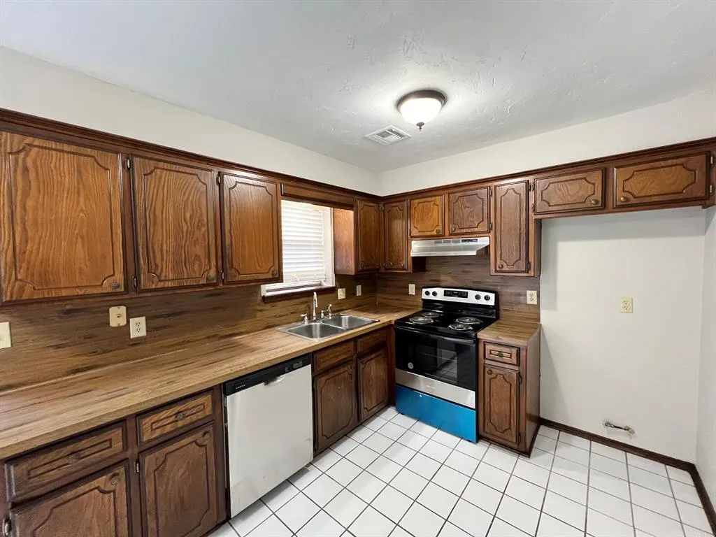 Photo 5 — 752 W Forest Drive, Mustang, OK 73064