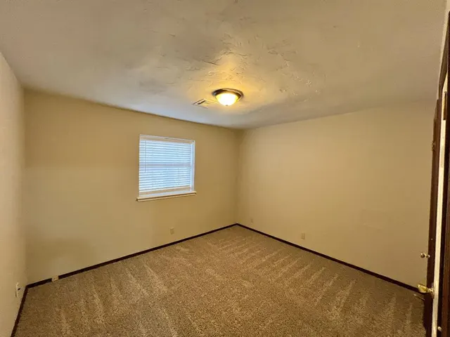 Photo 7 — 752 W Forest Drive, Mustang, OK 73064