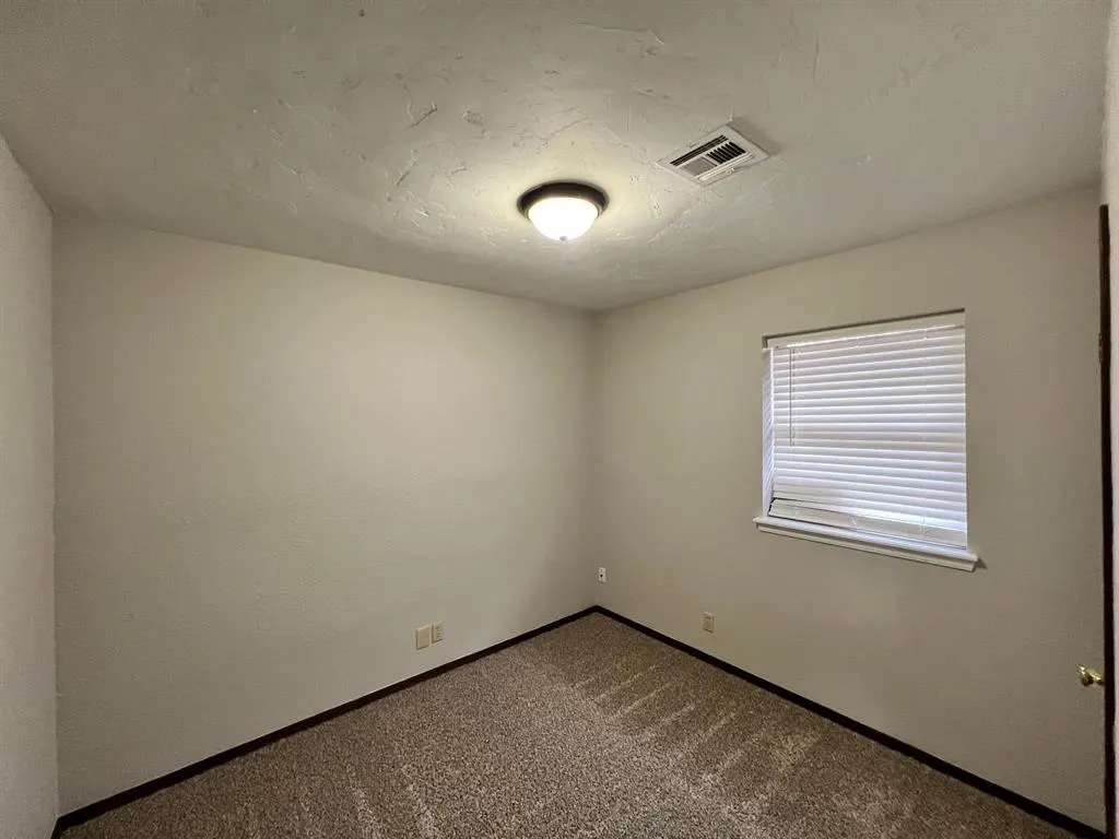 Photo 11 — 752 W Forest Drive, Mustang, OK 73064