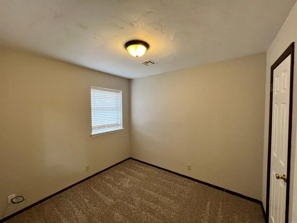 Photo 12 — 752 W Forest Drive, Mustang, OK 73064
