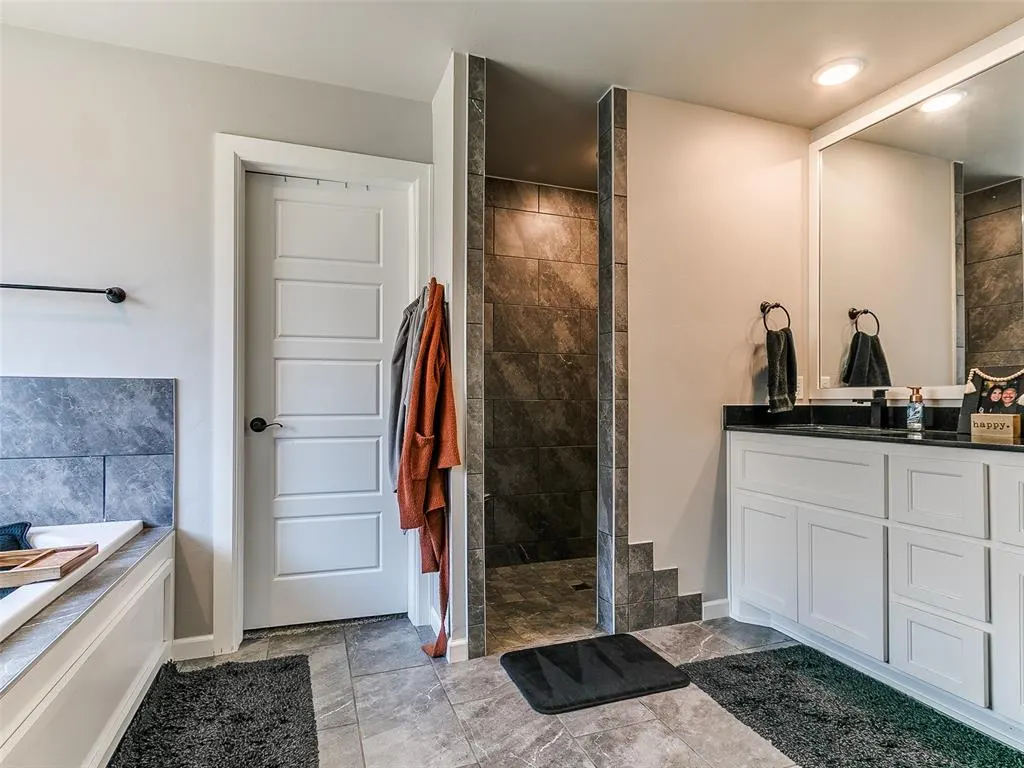 Photo 11 — 3912 Palmetto Trail, Oklahoma City, OK 73179