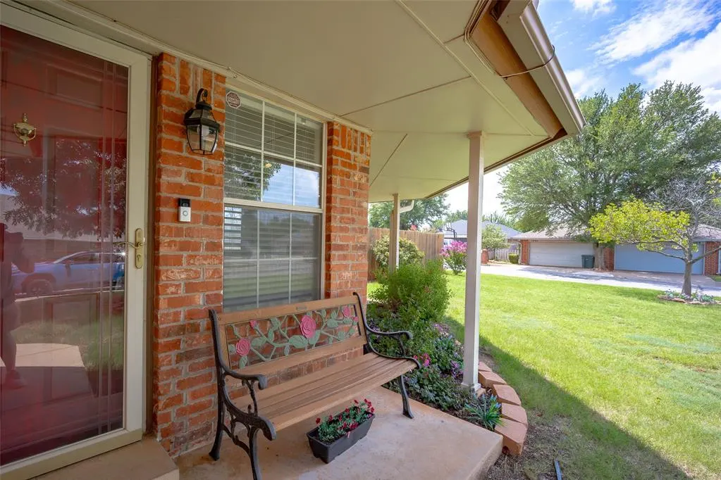 Photo 2 — 336 Lariat Circle, Edmond, OK 73003
