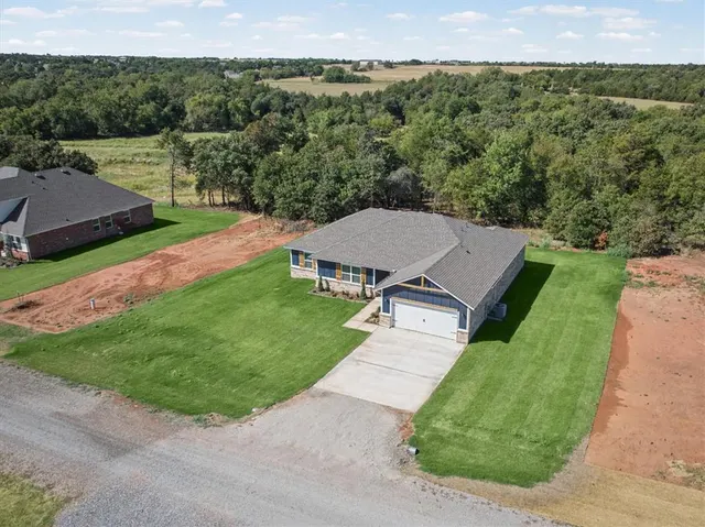 Photo 2 — 464 Cumberland Drive, Guthrie, OK 73044