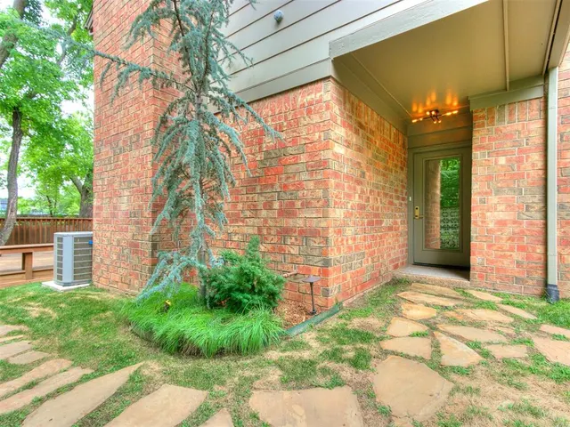 Photo 2 — 1201 Glenbrook Drive 5, Oklahoma City, OK 73118