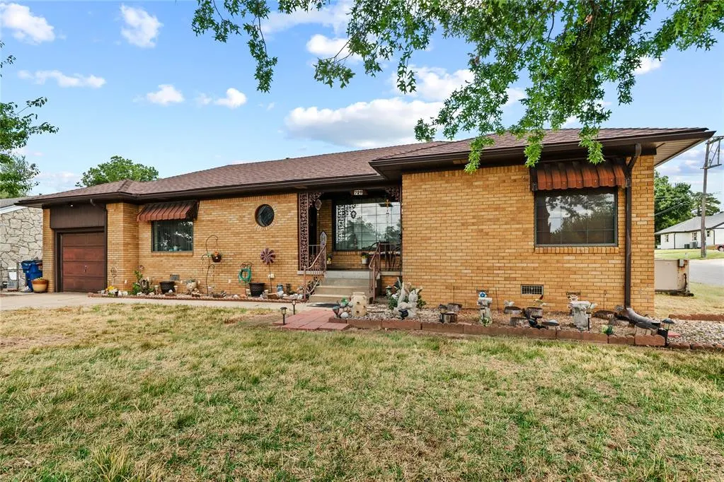 Photo 2 — 729 S Reno Avenue, El Reno, OK 73036