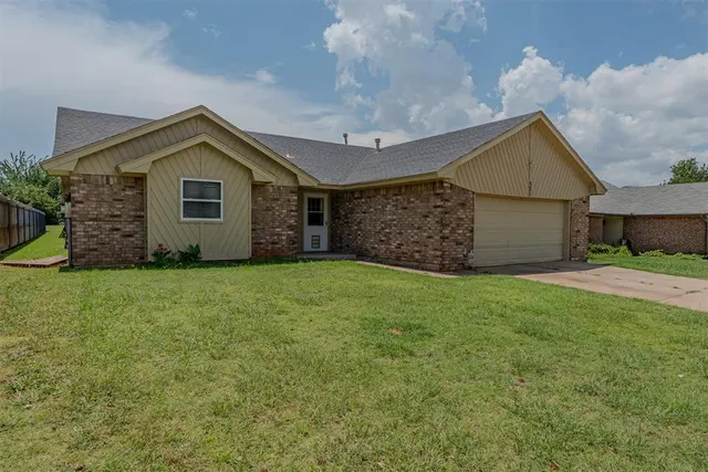 Front exterior — 521 Gray Fox Run, Edmond, OK 73003