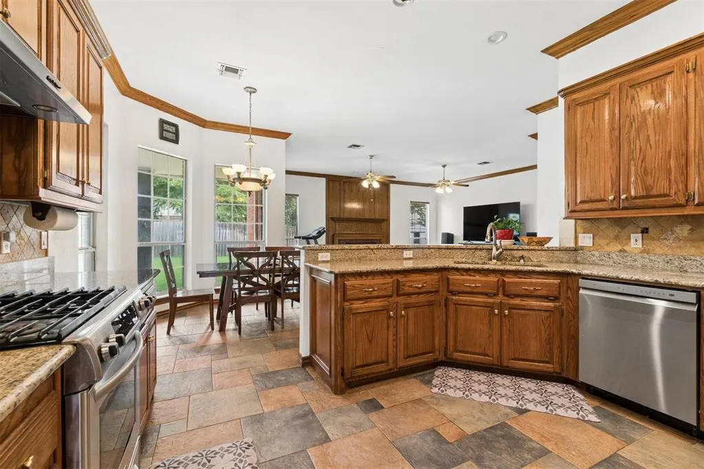 Photo 13 — 2413 Villa Lante Circle, Oklahoma City, OK 73170