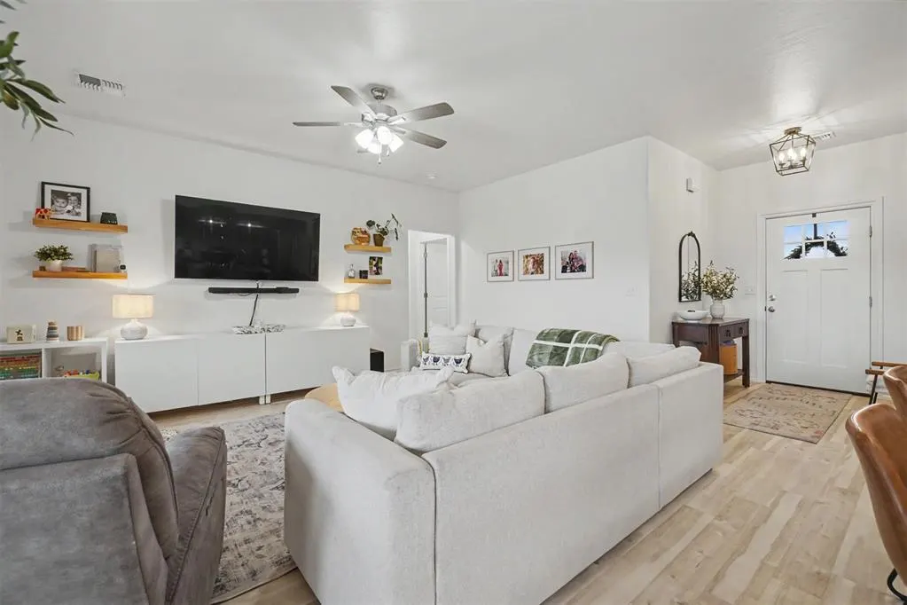Photo 3 — 1009 Avalon Court, Altus, OK 73521