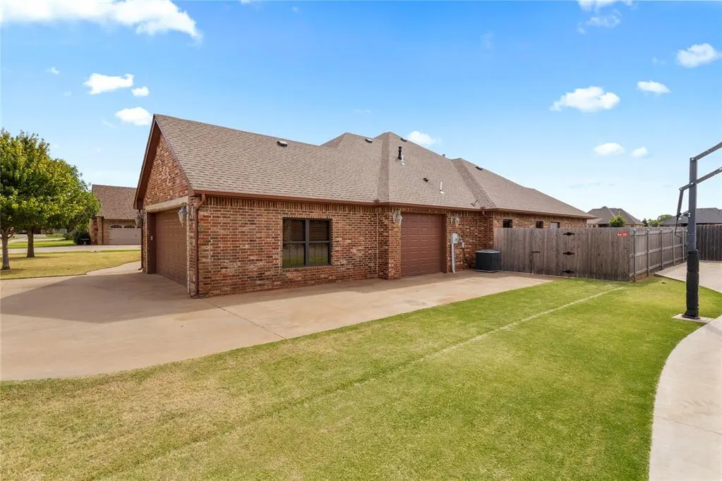 Photo 2 — 3525 Callaway Drive, Weatherford, OK 73096