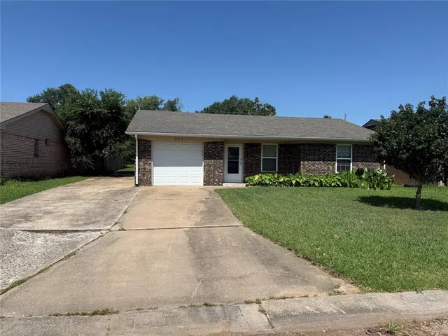 Photo 2 — 304 Liza Lane, Tecumseh, OK 74873