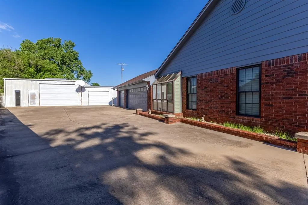Photo 6 — 2325 East Hills Drive, Moore, OK 73160