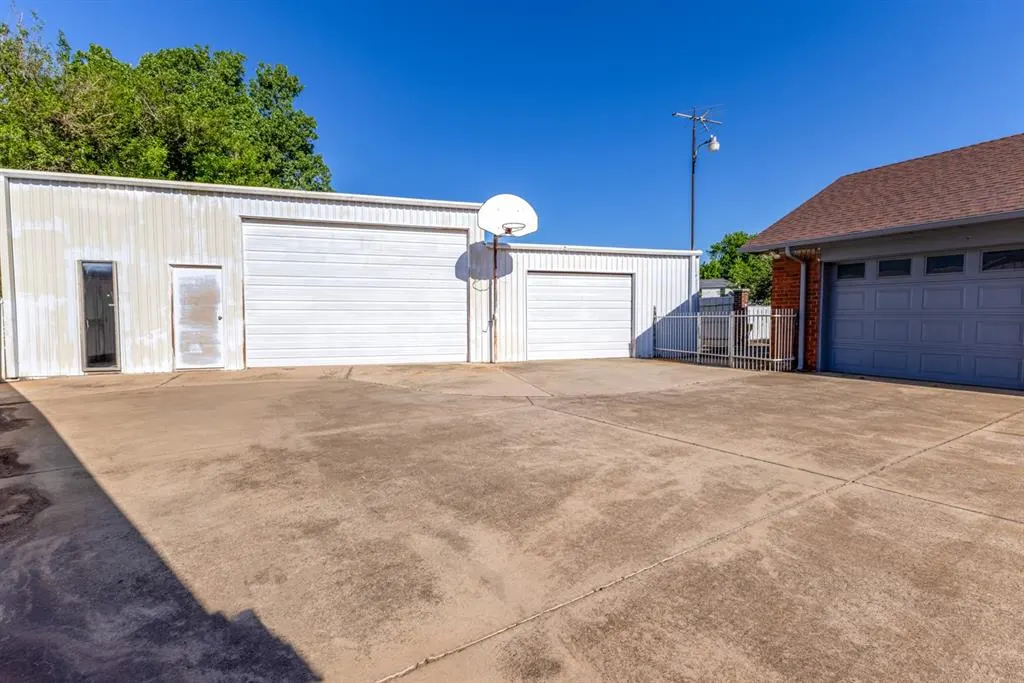 Photo 8 — 2325 East Hills Drive, Moore, OK 73160
